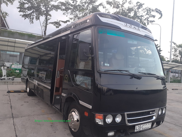 cho-thue-xe-dcar-fuso-limousine-17-cho-tai-da-nang-(1)