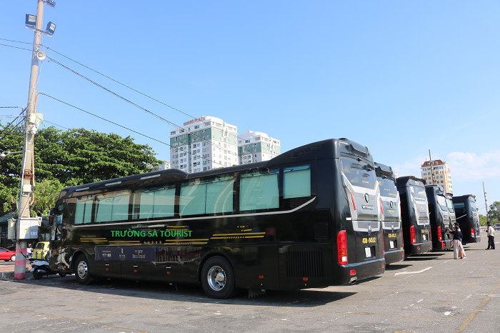 cho-thue-xe-dcar-universe-limousine-29-cho-tai-da-nang-(1)
