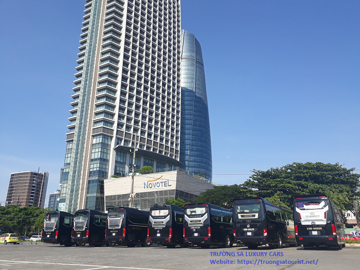 cho-thue-xe-dcar-universe-limousine-29-cho-tai-da-nang-(4)