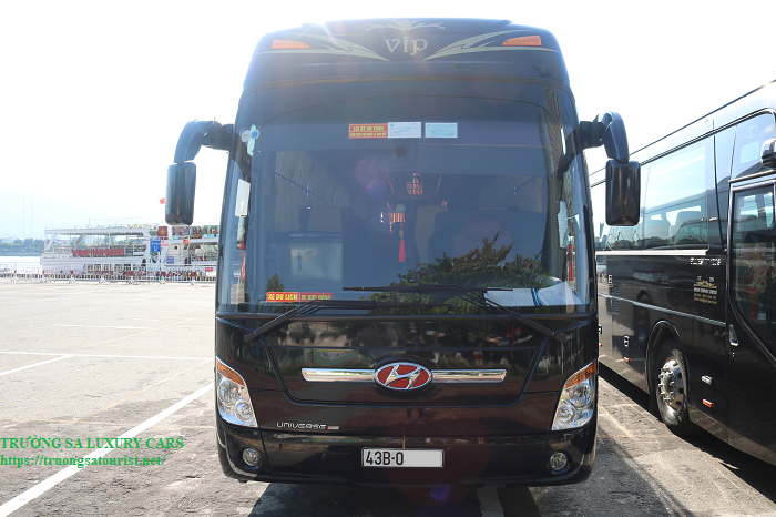 cho-thue-xe-limousine-26-cho-tai-da-nang-(1)