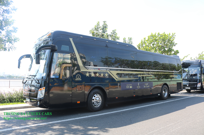 cho-thue-xe-limousine-26-cho-tai-da-nang-(4