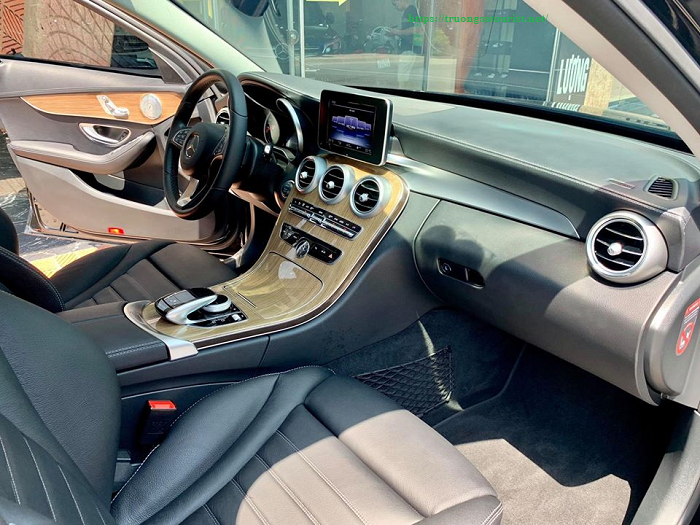 cho-thue-xe-mercedes-benz-c250-tai-da-nang-(2)