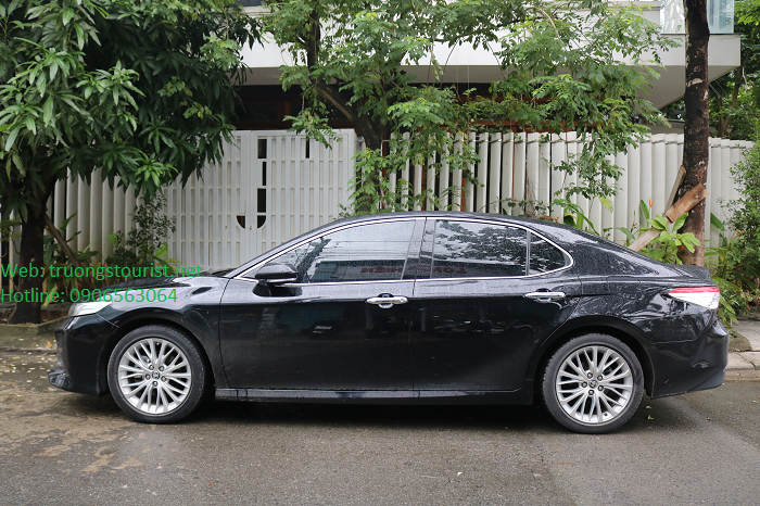cho-thue-xe-toyota-camry-4-cho-tai-da-nang-di-hue-(2)