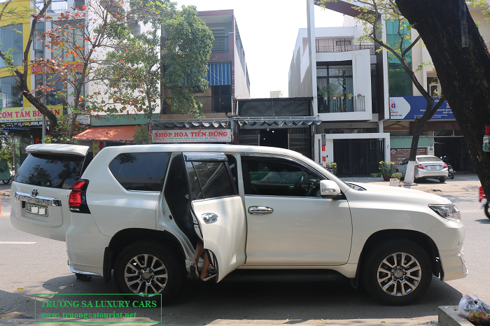 dich-vu-cho-thue-xe-7-cho-land-cruiser-tai-da-nang-doi-moi-(2)