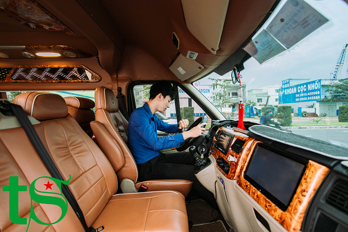 dich-vu-cho-thue-xe-9-cho-limousine-tai-da-nang-(2)