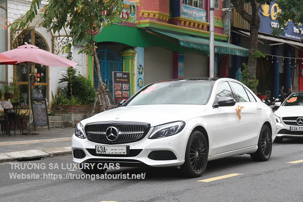 dich-vu-cho-thue-xe-mercedes-benz-e200-chay-dam-cuoi-tai-da-nang-(1)