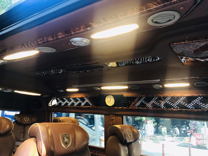 thue-xe-9-cho-dcar-ford-limousine-tai-da-nang-(2)