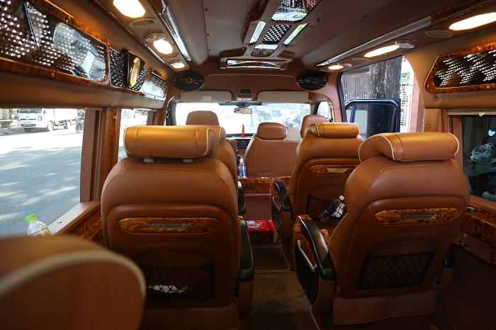 thue-xe-9-cho-dcar-ford-limousine-tai-da-nang-(3)