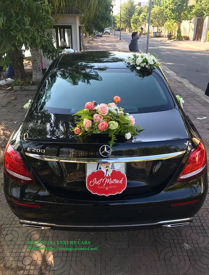 thue-xe-cuoi-mercedes-benz-e200-tai-da-nang-ruoc-dau-(2)