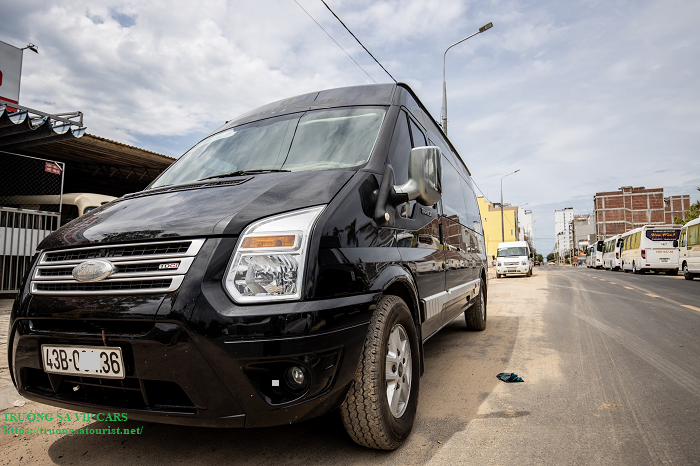 thue-xe-dcar-limousine-9-cho-tai-hoi-an-(1)