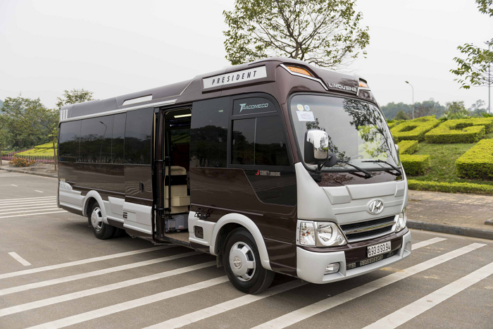 thue-xe-dcar-limousine-tai-da-nang-9-cho-12-cho-16-cho-(3)