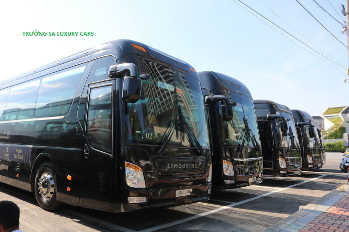 thue-xe-universe-limousine-29-cho-tai-da-nang-(1)