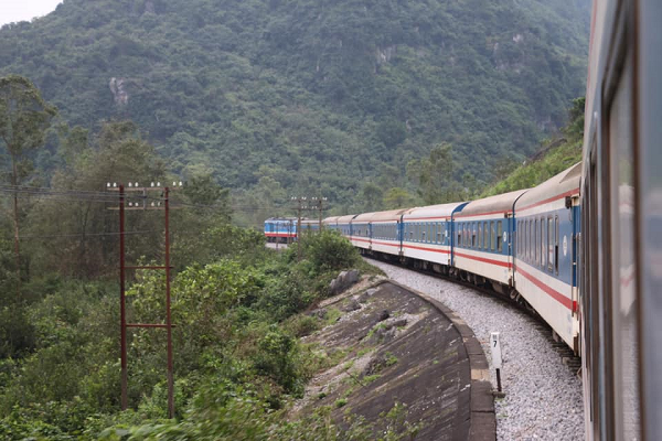 tour-du-lich-duong-sat-tau-xe-lua-hoi-nuoc-da-nang-hue-(1)